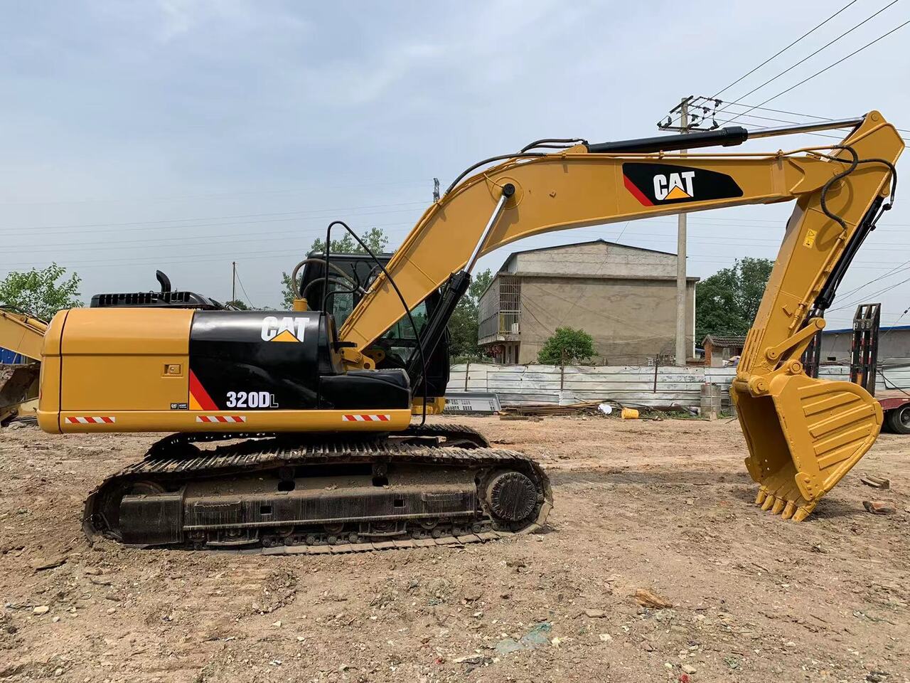 Kettenbagger CATERPILLAR 320DL: das Bild 1