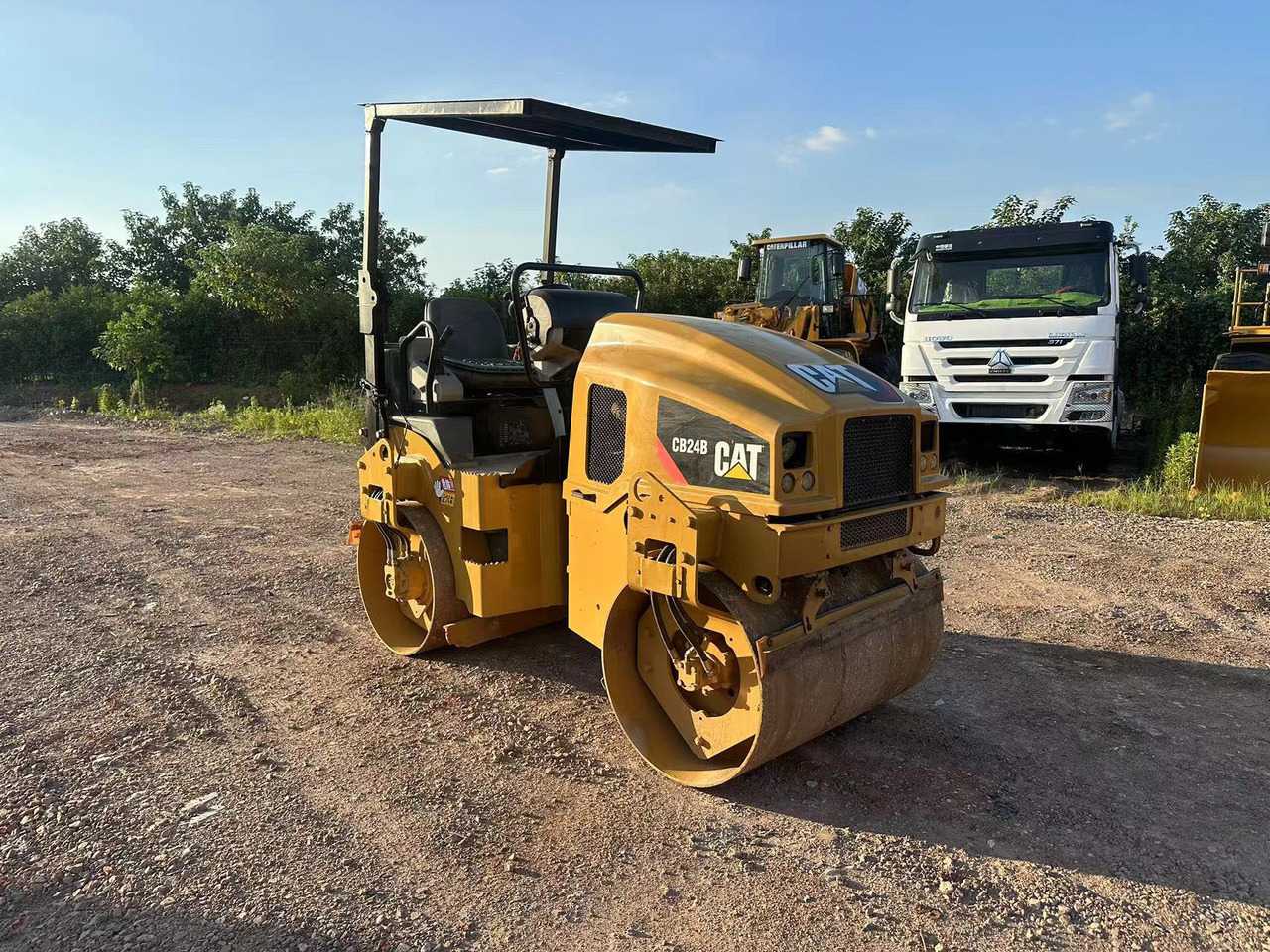 CATERPILLAR CB24B - Walzen: das Bild 2 CATERPILLAR CB24B - Walzen: das Bild 2