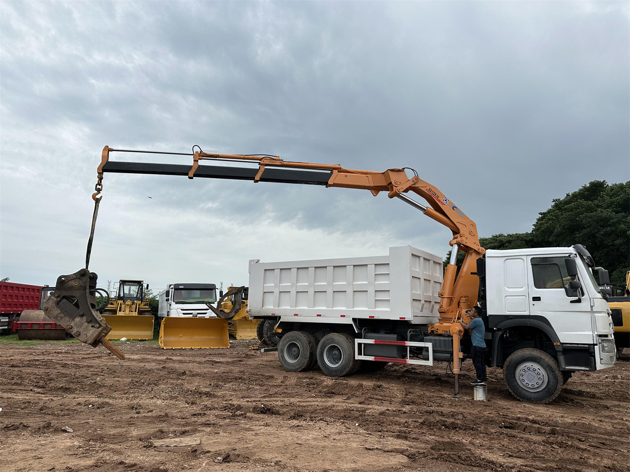 HOWO 371 Mounted Crane Dump truck - Autokran: das Bild 3 HOWO 371 Mounted Crane Dump truck - Autokran: das Bild 3