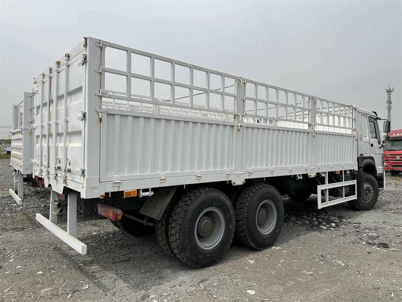 SINOTRUK HOWO 371 Cargo truck - Tiertransporter LKW: das Bild 4 SINOTRUK HOWO 371 Cargo truck - Tiertransporter LKW: das Bild 4