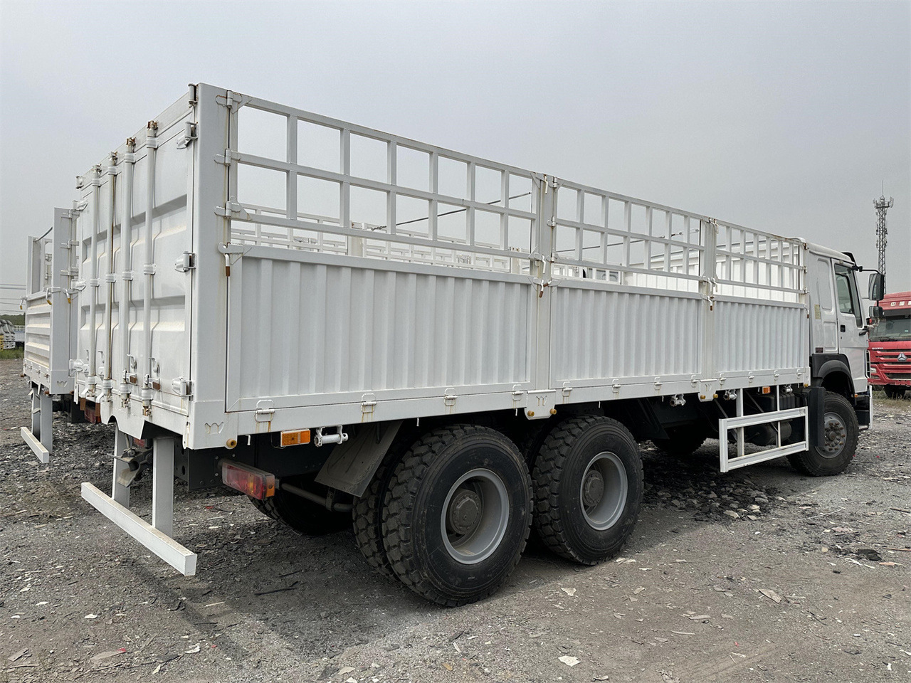 SINOTRUK HOWO 371 Cargo truck - Tiertransporter LKW: das Bild 4 SINOTRUK HOWO 371 Cargo truck - Tiertransporter LKW: das Bild 4