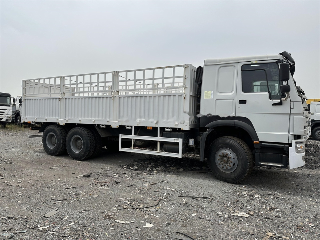 SINOTRUK HOWO 371 Cargo truck - Tiertransporter LKW: das Bild 2 SINOTRUK HOWO 371 Cargo truck - Tiertransporter LKW: das Bild 2