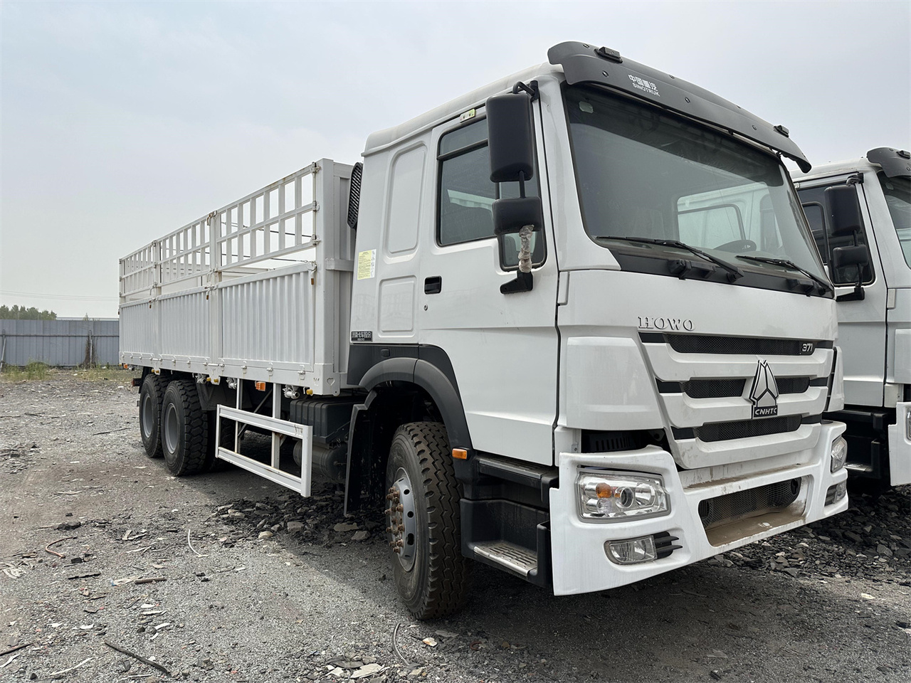 SINOTRUK HOWO 371 Cargo truck - Tiertransporter LKW: das Bild 1 SINOTRUK HOWO 371 Cargo truck - Tiertransporter LKW: das Bild 1