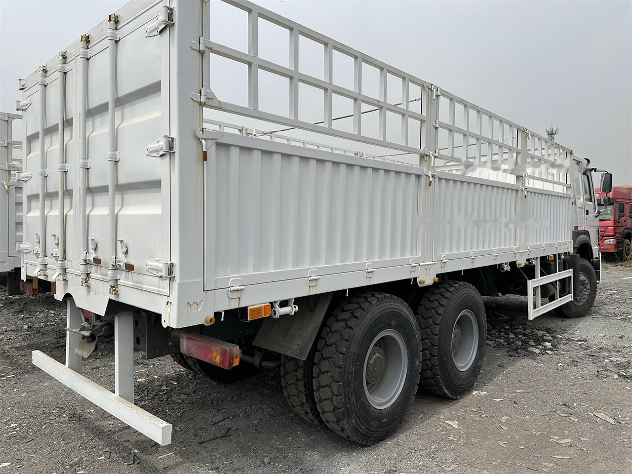 SINOTRUK HOWO 371 Cargo truck - Tiertransporter LKW: das Bild 3 SINOTRUK HOWO 371 Cargo truck - Tiertransporter LKW: das Bild 3