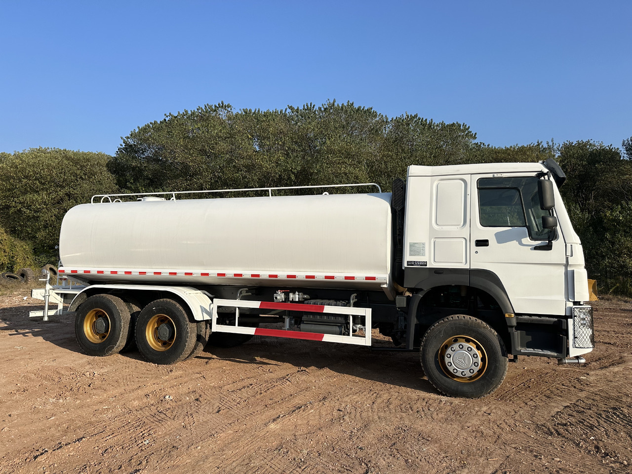 SINOTRUK HOWO 371 Water Tanker Truck - Tankwagen: das Bild 4 SINOTRUK HOWO 371 Water Tanker Truck - Tankwagen: das Bild 4