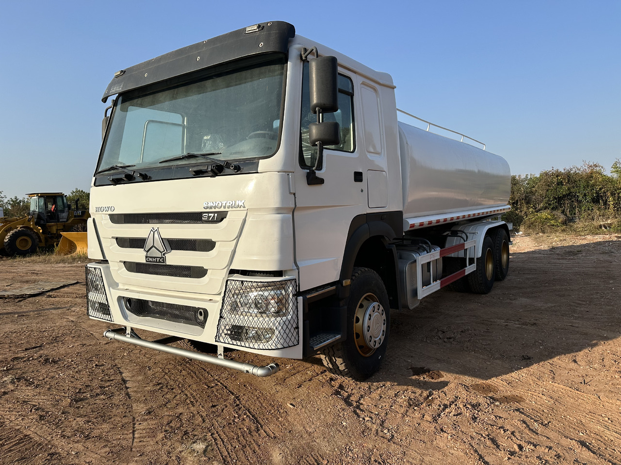 SINOTRUK HOWO 371 Water Tanker Truck - Tankwagen: das Bild 2 SINOTRUK HOWO 371 Water Tanker Truck - Tankwagen: das Bild 2