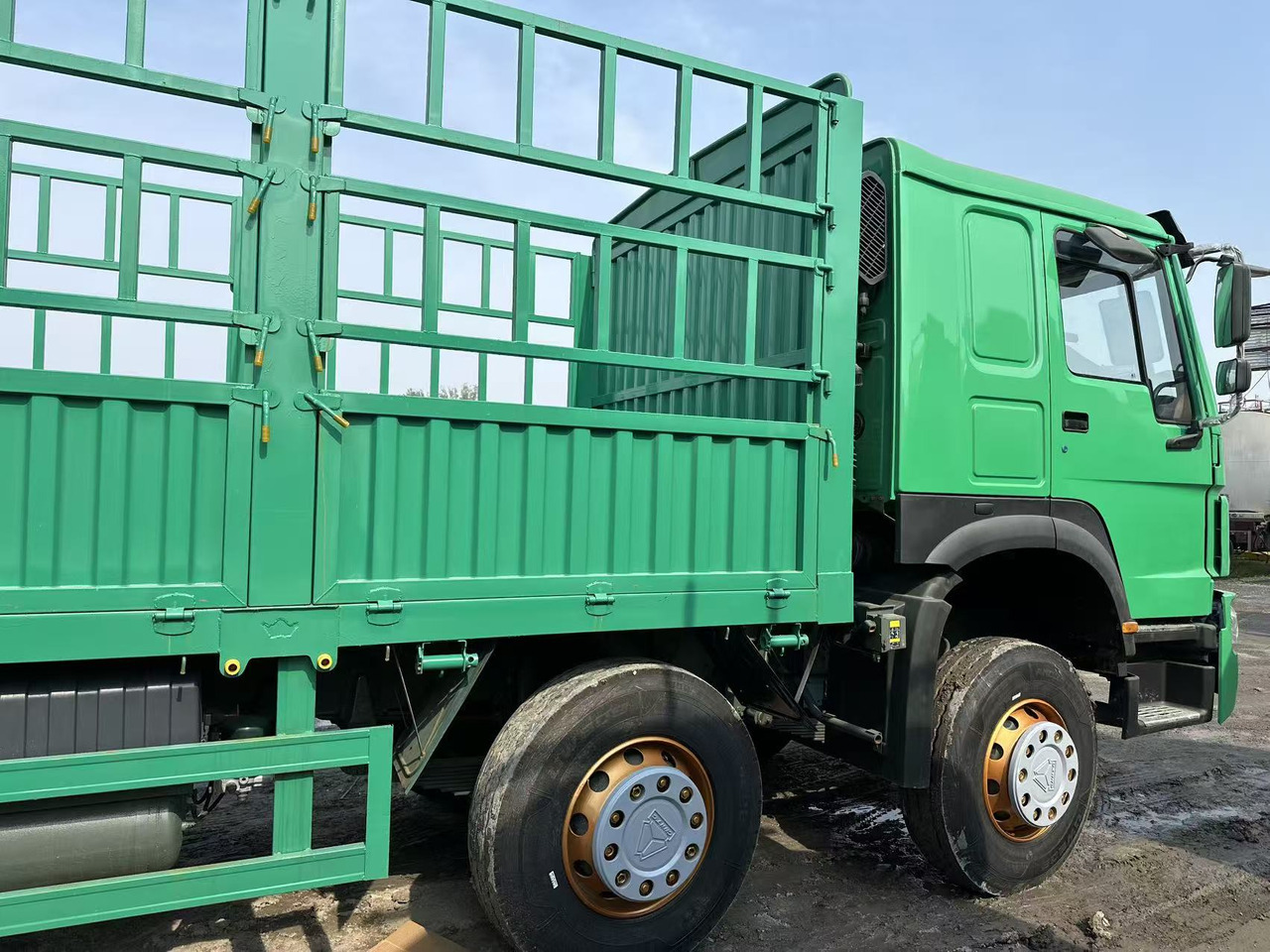 Pritsche LKW Für die Beförderung von Silo SINOTRUK HOWO 420hp 8x4 fence truck: das Bild 7 Pritsche LKW Für die Beförderung von Silo SINOTRUK HOWO 420hp 8x4 fence truck: das Bild 7
