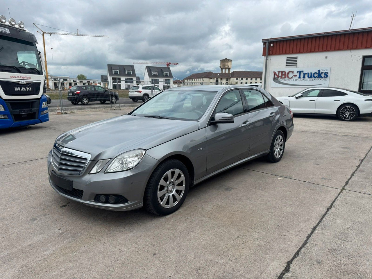 Mercedes-Benz E 200 CGI * PDC VORNE UND HINTEN * 2. HAND * - Limousine: das Bild 3 Mercedes-Benz E 200 CGI * PDC VORNE UND HINTEN * 2. HAND * - Limousine: das Bild 3