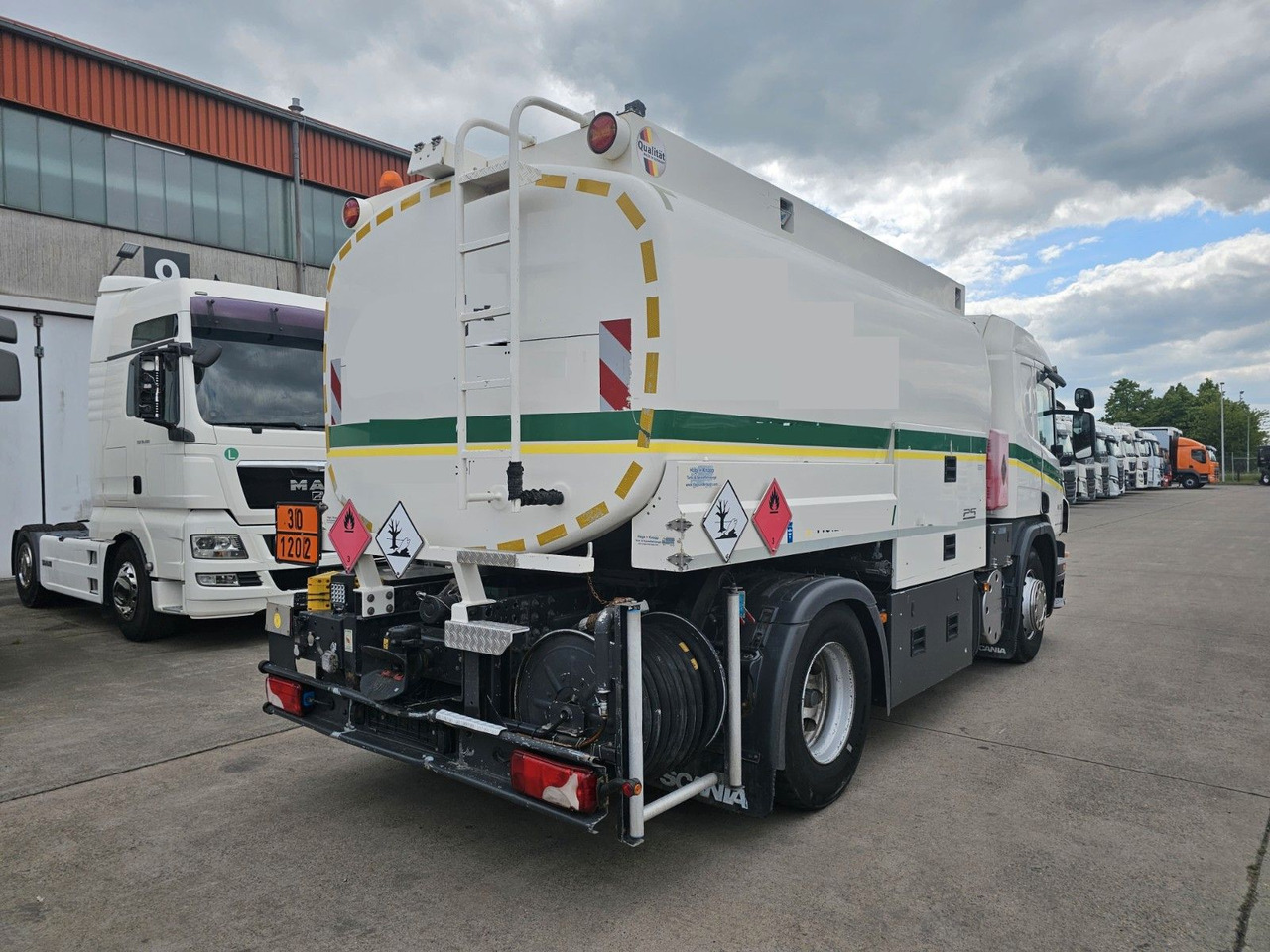 Scania P 360 * OBER/-UNTER * 3 KAMMER * BENZIN * - Tankwagen: das Bild 5 Scania P 360 * OBER/-UNTER * 3 KAMMER * BENZIN * - Tankwagen: das Bild 5