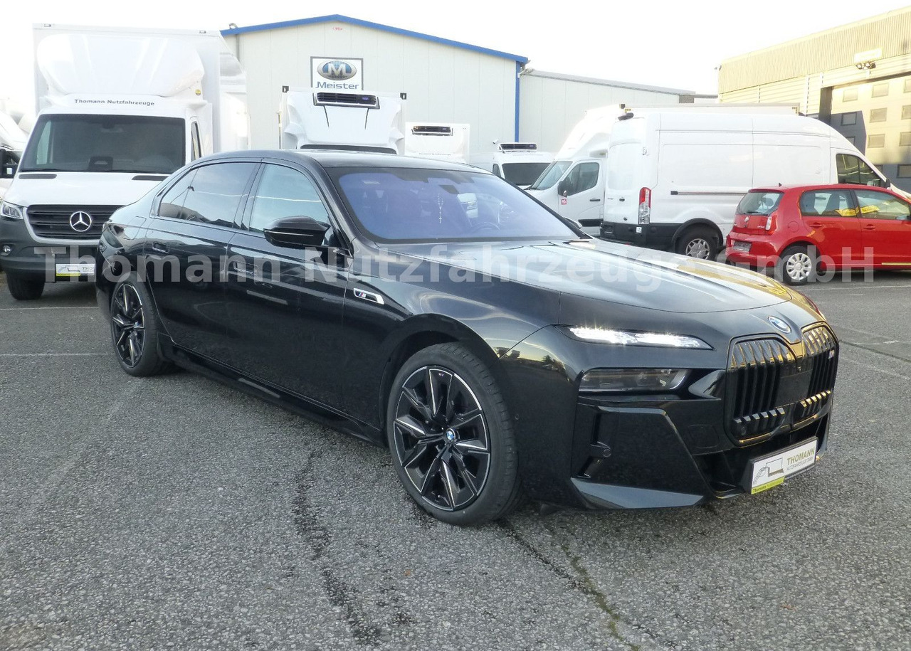 BMW M760 7 M760 e xDrive Cinema Sky Lounge 2x 21 Zol - Limousine: das Bild 3 BMW M760 7 M760 e xDrive Cinema Sky Lounge 2x 21 Zol - Limousine: das Bild 3
