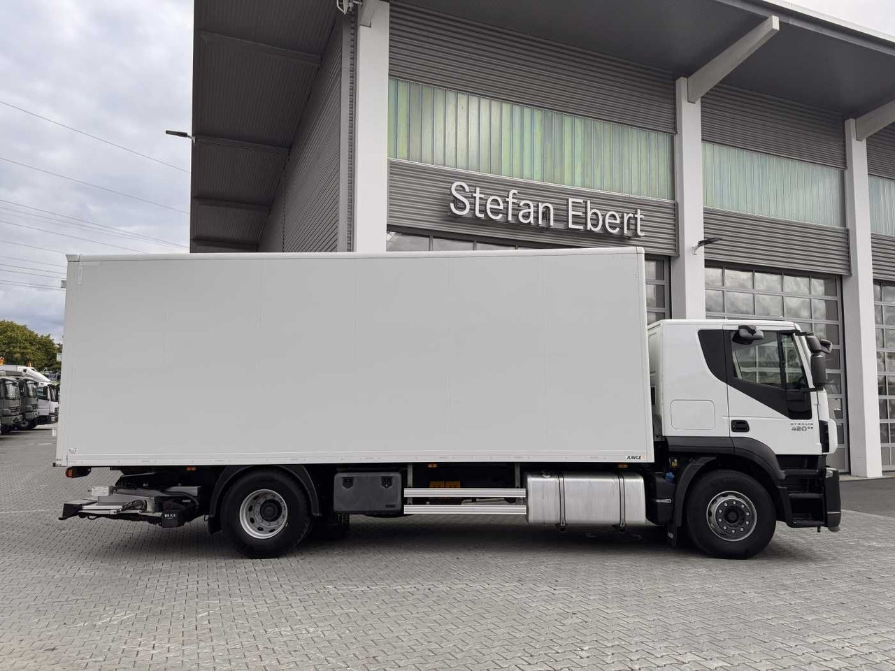 Iveco Stralis AT190S42/FP-D 4x2 Koffer+LBW faltbar AHK - Koffer LKW: das Bild 5 Iveco Stralis AT190S42/FP-D 4x2 Koffer+LBW faltbar AHK - Koffer LKW: das Bild 5