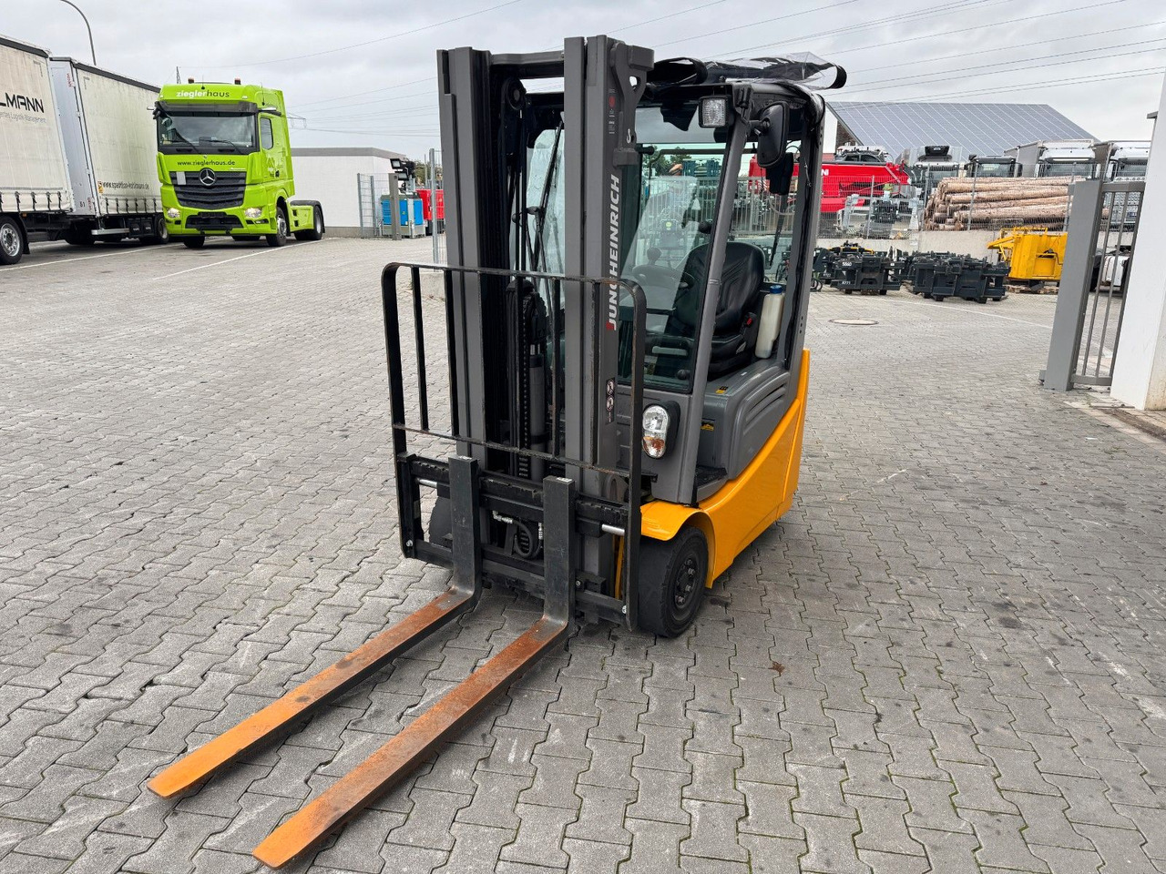 Jungheinrich EFG 215 / Triplex: 4.25m! / SS / nur 2.819h! - Elektrostapler: das Bild 5 Jungheinrich EFG 215 / Triplex: 4.25m! / SS / nur 2.819h! - Elektrostapler: das Bild 5