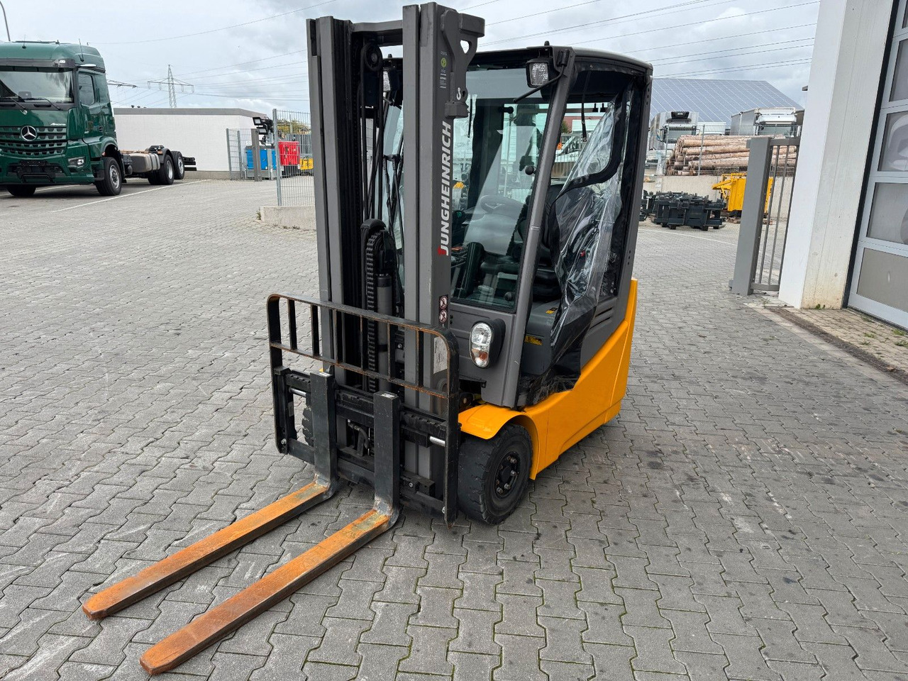 Jungheinrich EFG 215 / Triplex: 4.25m! / SS / nur 3.298h! - Elektrostapler: das Bild 5 Jungheinrich EFG 215 / Triplex: 4.25m! / SS / nur 3.298h! - Elektrostapler: das Bild 5