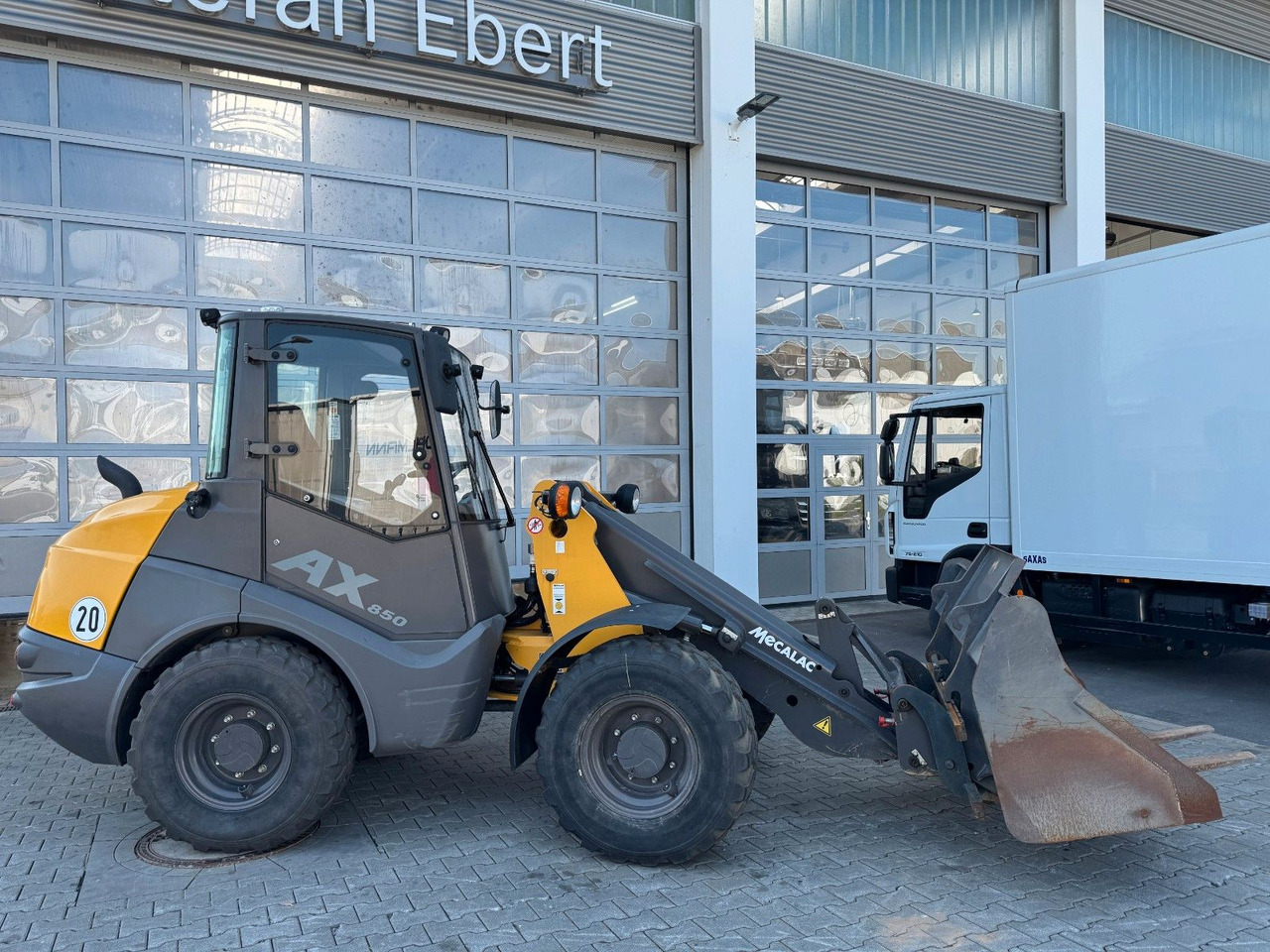 MECALAC AX850 / nur 671h / 11.2022 / Gabel / Schaufel - Radlader: das Bild 2 MECALAC AX850 / nur 671h / 11.2022 / Gabel / Schaufel - Radlader: das Bild 2