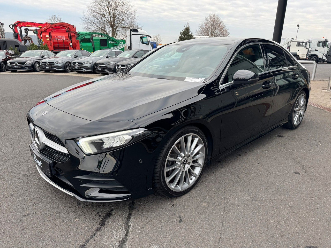 Mercedes-Benz A 200 AMG 19"+Ambiente+R-Kamera+Pano+LED+MBUX - Limousine: das Bild 2 Mercedes-Benz A 200 AMG 19"+Ambiente+R-Kamera+Pano+LED+MBUX - Limousine: das Bild 2