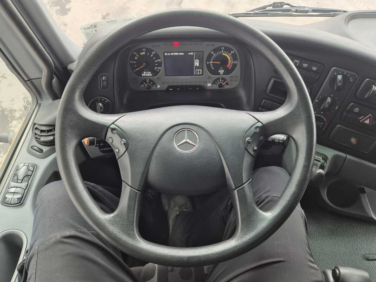Kehrmaschine Mercedes-Benz Actros 2032 A 4x4 Bucher STKF 9500 Airport 30x: das Bild 12