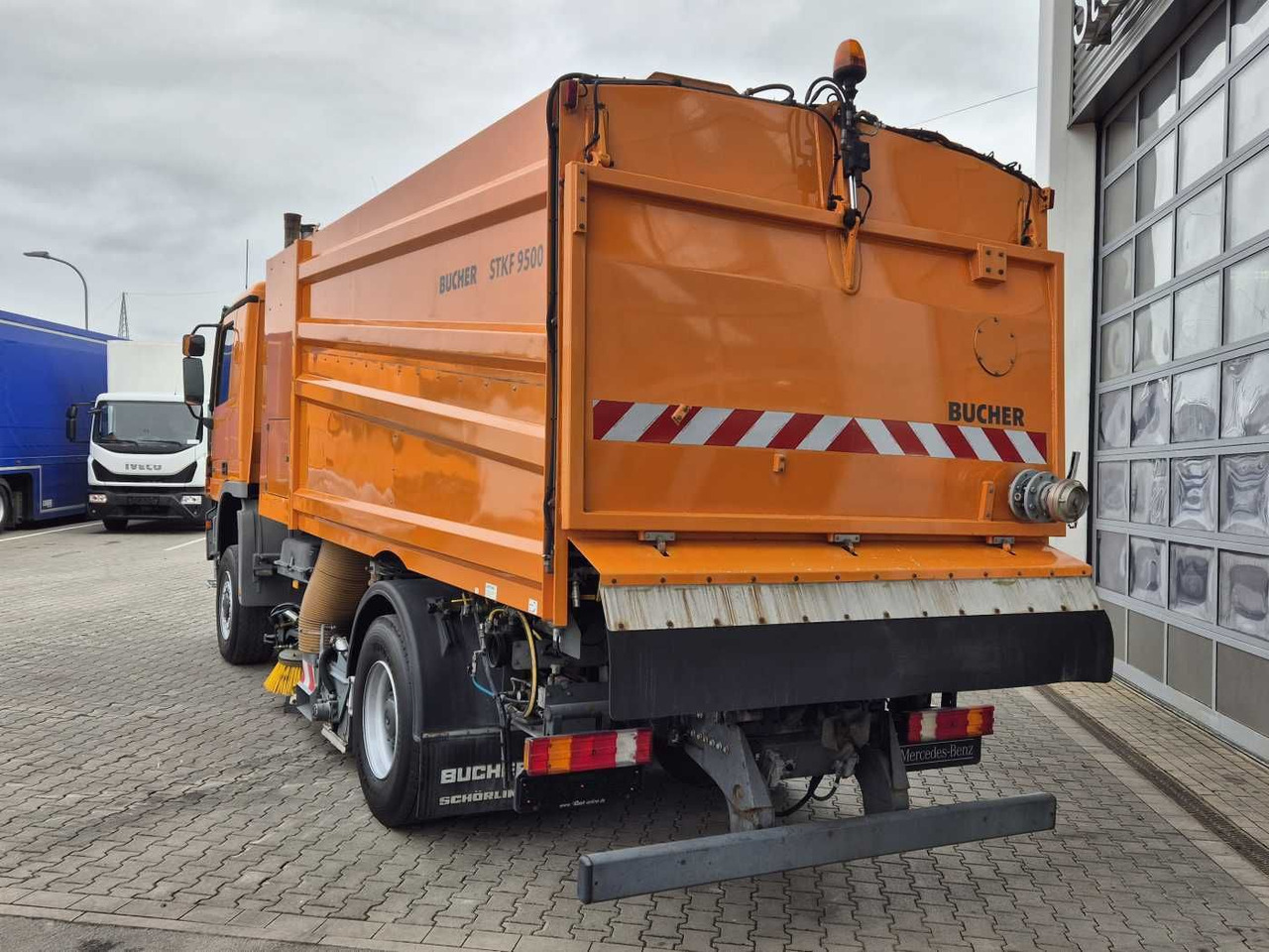 Kehrmaschine Mercedes-Benz Actros 2032 A 4x4 Bucher STKF 9500 Airport 30x: das Bild 7