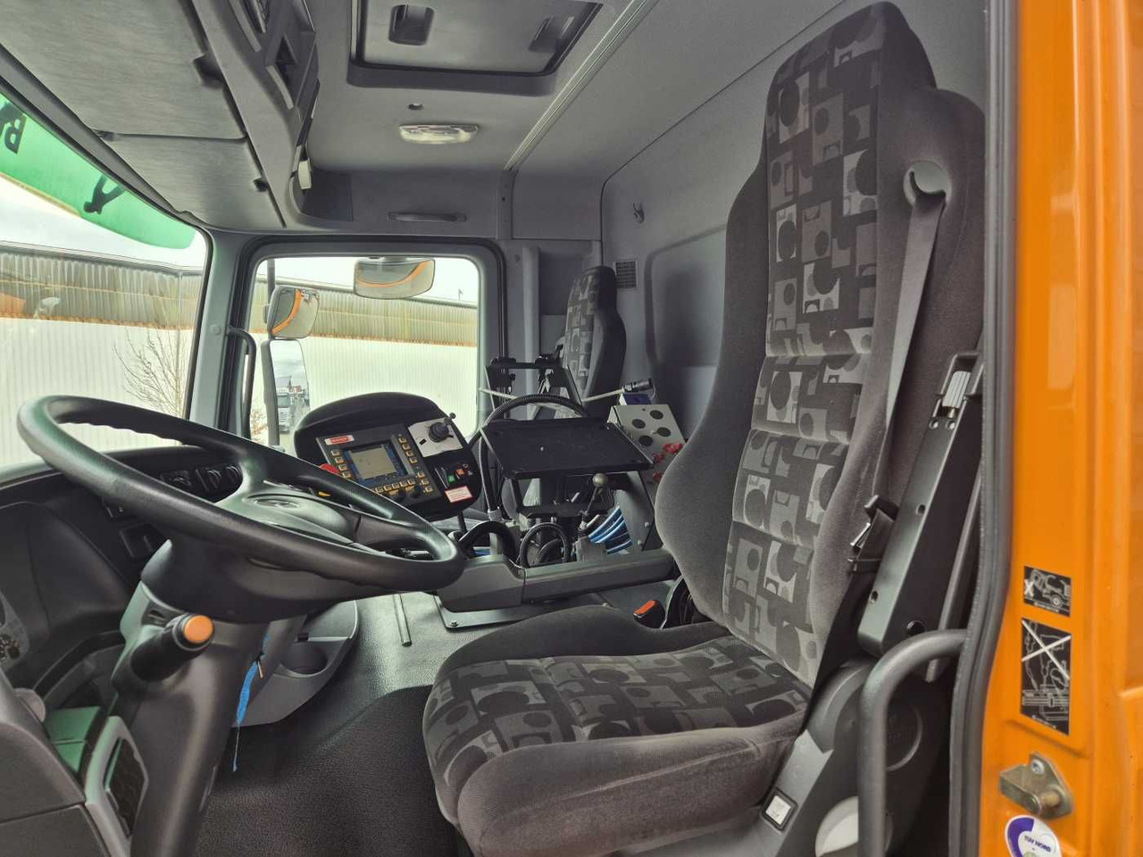 Kehrmaschine Mercedes-Benz Actros 2032 A 4x4 Bucher STKF 9500 Airport 30x: das Bild 10