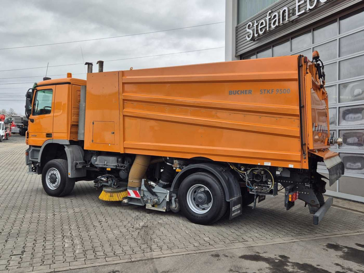 Kehrmaschine Mercedes-Benz Actros 2032 A 4x4 Bucher STKF 9500 Airport 30x: das Bild 14
