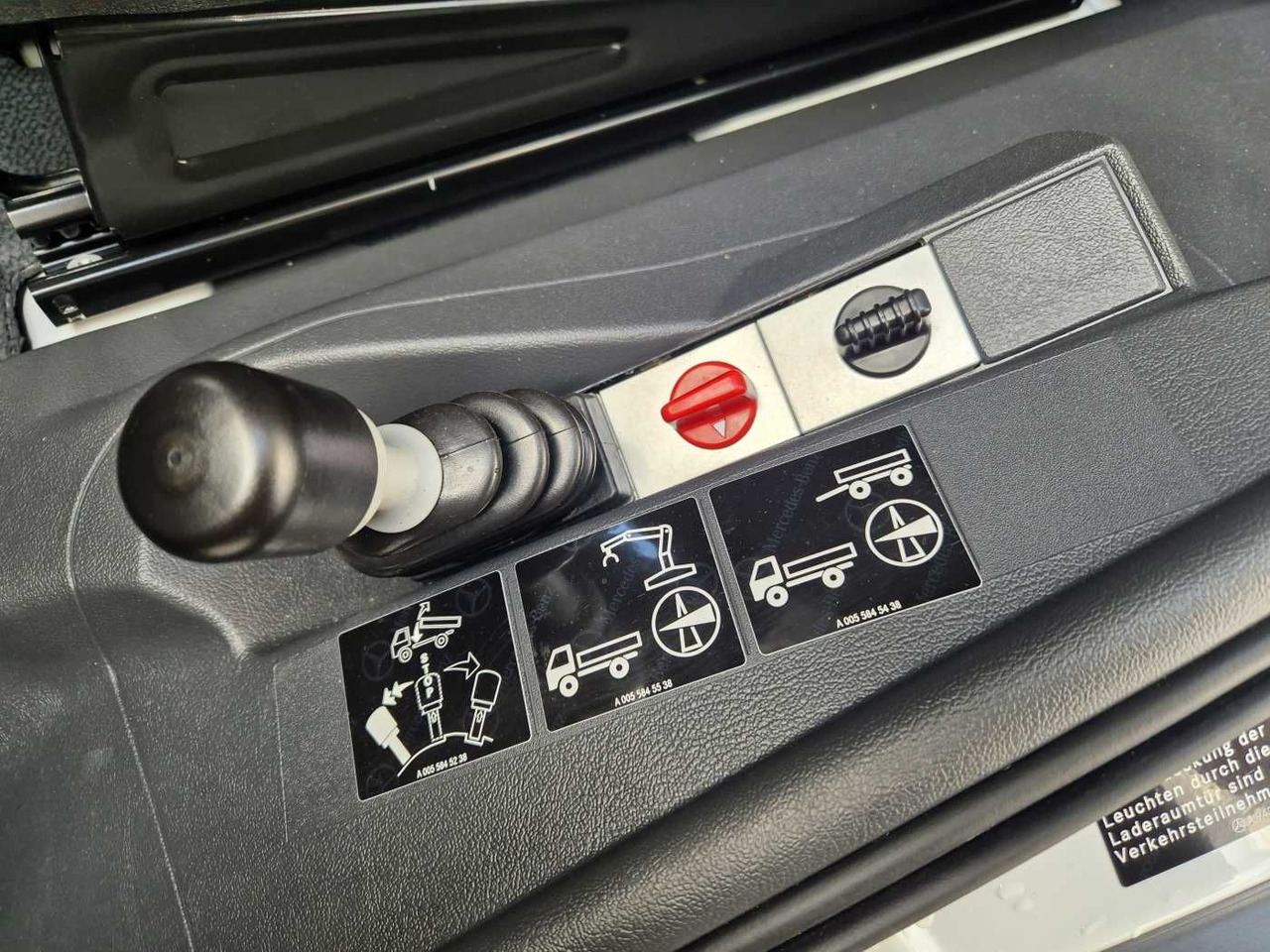 Kipper Transporter Mercedes-Benz Atego 823 KK Kipper+Kran+Funk+Greifersteuerung: das Bild 11