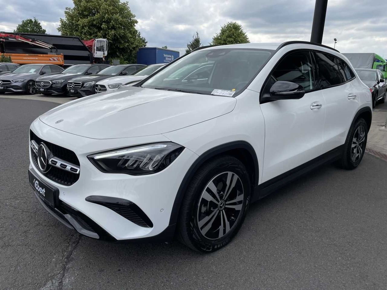 Mercedes-Benz GLA 220 4M 8G Progressive R-Kamera +Distr+Ambien - SUV/ Geländewagen: das Bild 2 Mercedes-Benz GLA 220 4M 8G Progressive R-Kamera +Distr+Ambien - SUV/ Geländewagen: das Bild 2