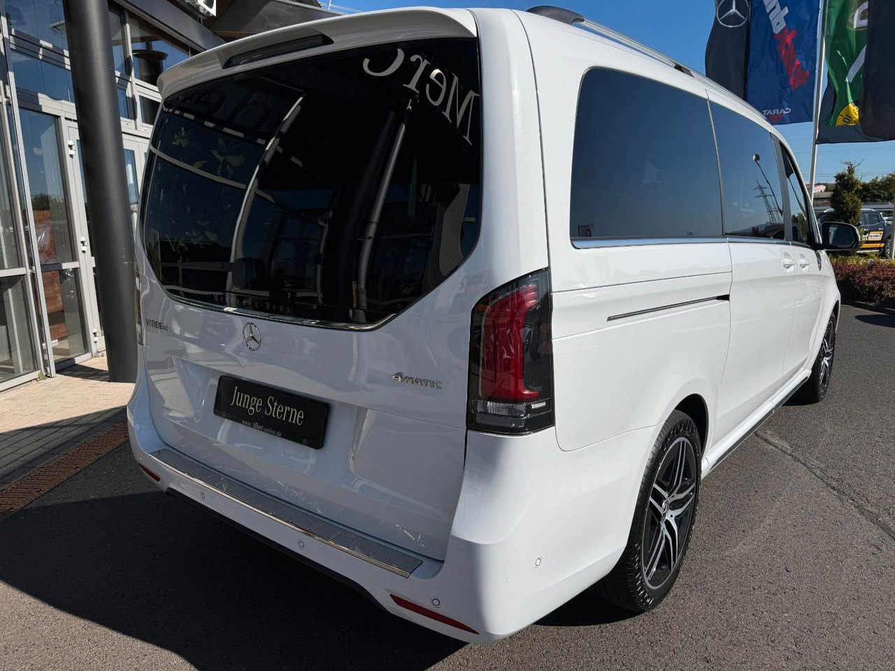 Mercedes-Benz V 300 d 4MATIC EXCLUSIVE AMG Tische AHK2,5to - Personentransporter: das Bild 4 Mercedes-Benz V 300 d 4MATIC EXCLUSIVE AMG Tische AHK2,5to - Personentransporter: das Bild 4