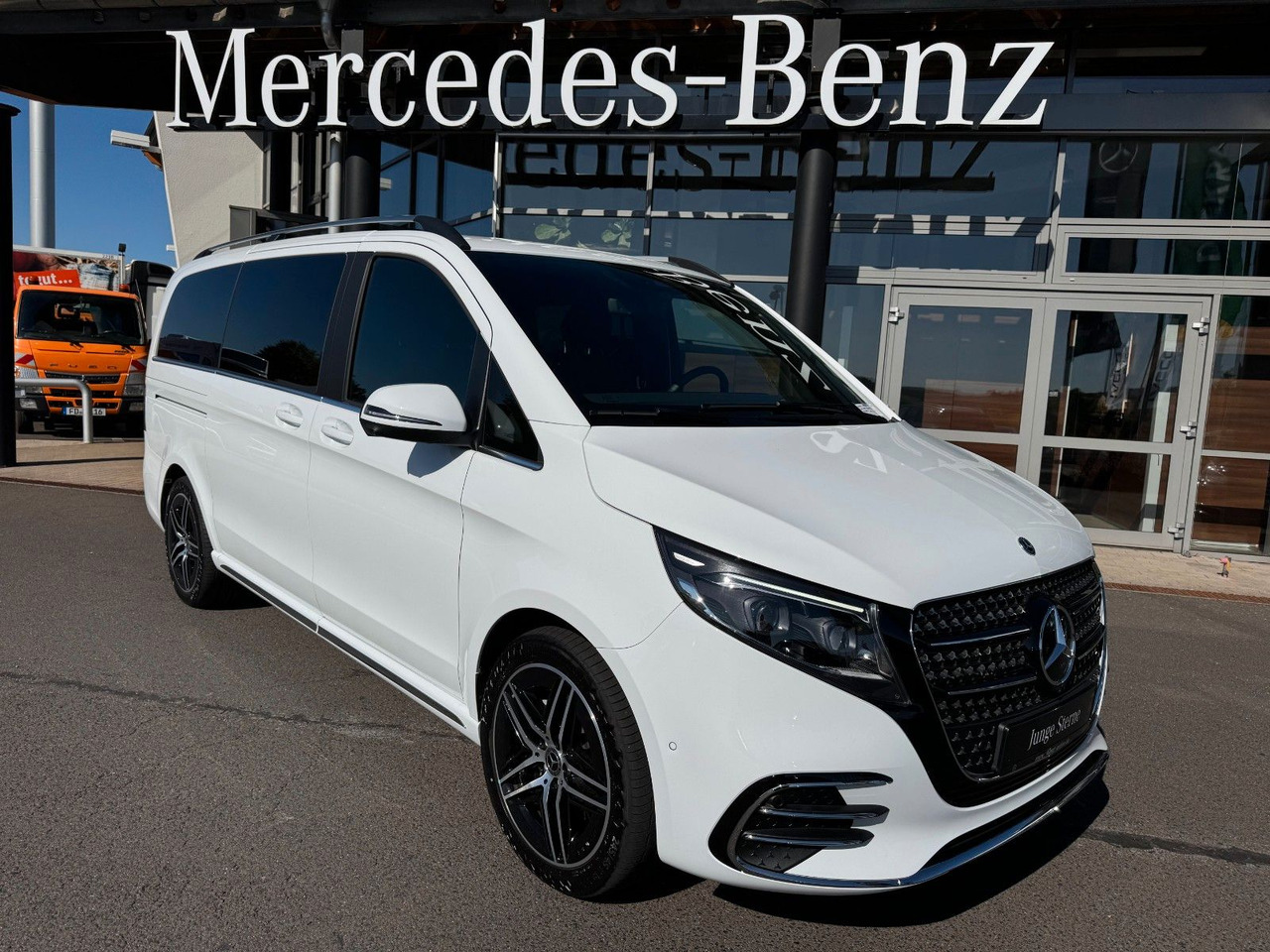Mercedes-Benz V 300 d 4MATIC EXCLUSIVE AMG Tische AHK2,5to - Personentransporter: das Bild 1 Mercedes-Benz V 300 d 4MATIC EXCLUSIVE AMG Tische AHK2,5to - Personentransporter: das Bild 1