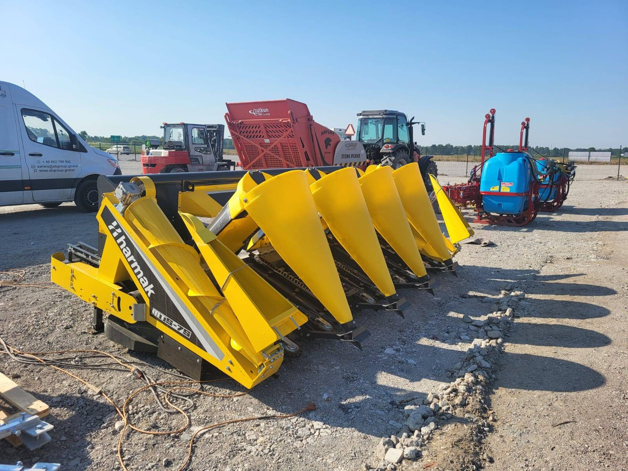 Harmak corn header MT5 - Pflückvorsatz für Mähdrescher: das Bild 1 Harmak corn header MT5 - Pflückvorsatz für Mähdrescher: das Bild 1
