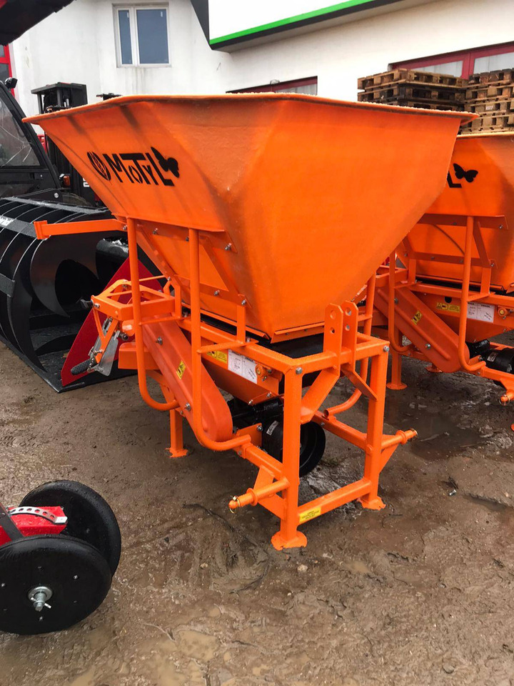 POM Augustów salt and sand spreader with communal attachment Motyl N 31M/1 - Düngerstreuer: das Bild 4 POM Augustów salt and sand spreader with communal attachment Motyl N 31M/1 - Düngerstreuer: das Bild 4
