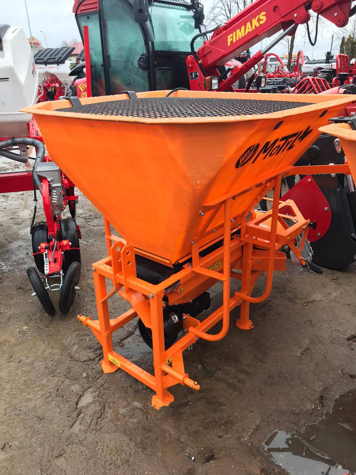 POM Augustów salt and sand spreader with communal attachment Motyl N 31M/1 - Düngerstreuer: das Bild 1 POM Augustów salt and sand spreader with communal attachment Motyl N 31M/1 - Düngerstreuer: das Bild 1