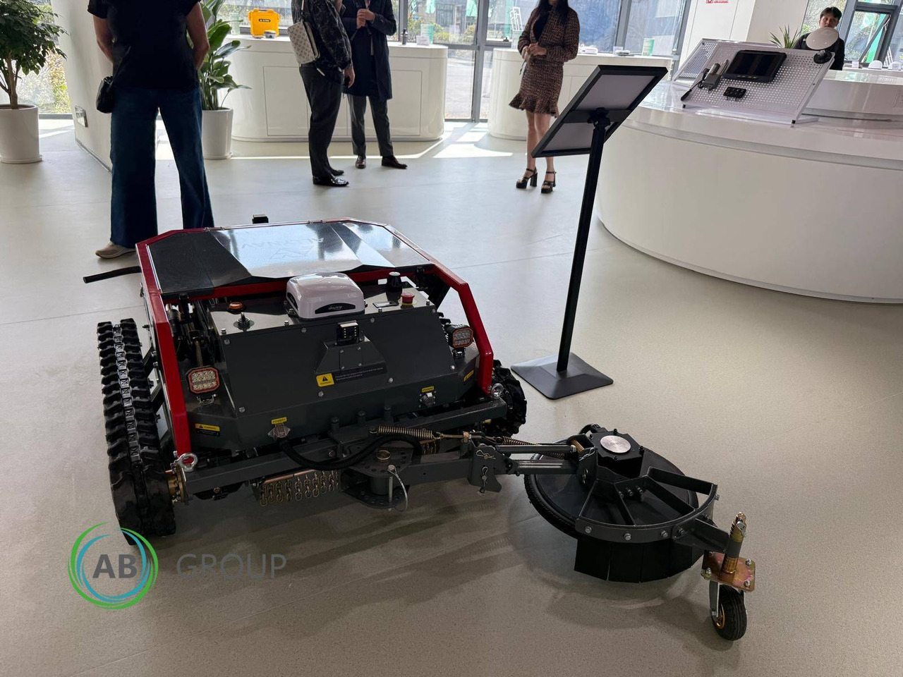 Taurus80E robotic lawn mower - Rasenmäher: das Bild 2 Taurus80E robotic lawn mower - Rasenmäher: das Bild 2