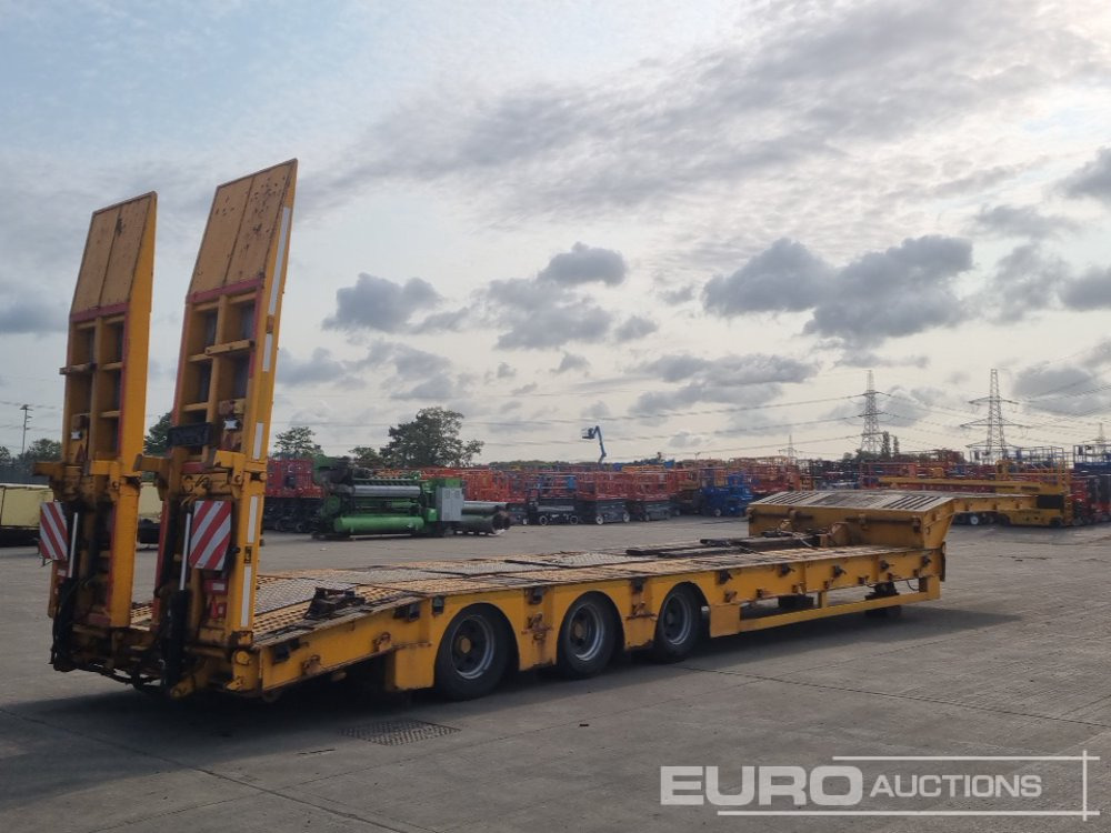 2012 Cheiftain Tri Axl Step Frame Low Loader Trailer, Hydraulic Ramps, Out Riggers - Tieflader Auflieger: das Bild 5 2012 Cheiftain Tri Axl Step Frame Low Loader Trailer, Hydraulic Ramps, Out Riggers - Tieflader Auflieger: das Bild 5