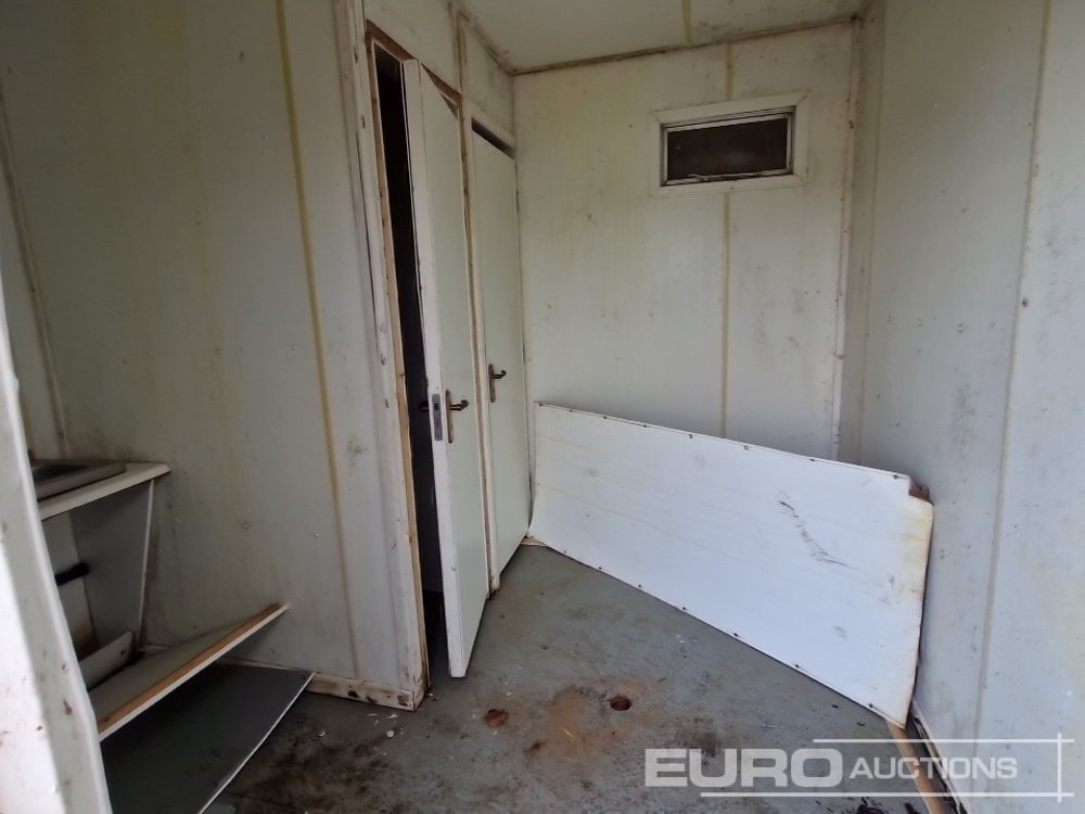 34' x 10' Toliet, Changing Room (No Keys) (Cannot Be Reconsigned) - Seecontainer: das Bild 5 34' x 10' Toliet, Changing Room (No Keys) (Cannot Be Reconsigned) - Seecontainer: das Bild 5