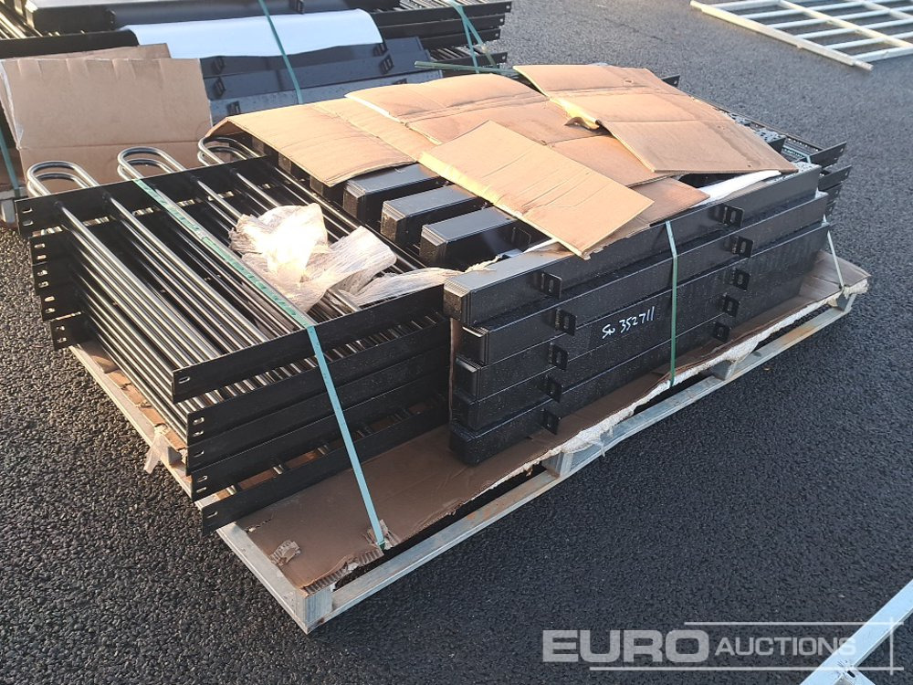 Unused 20m Bow / Round Top Powder Coated Steel Fencing, 10x2m Panels, 11 Posts - Landmaschine: das Bild 1 Unused 20m Bow / Round Top Powder Coated Steel Fencing, 10x2m Panels, 11 Posts - Landmaschine: das Bild 1