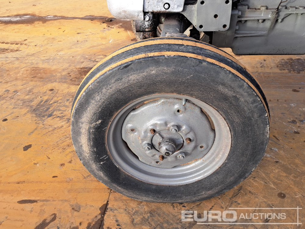 Traktor Massey Ferguson MF165: das Bild 9 Traktor Massey Ferguson MF165: das Bild 9