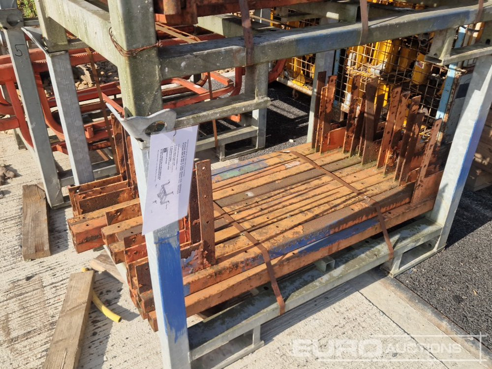 Baugeräte Stillage of Adjustable Formwork Brackets (8 of)Stillage of Peri Formwork Fittings & Brackets (12 of), Stillage of Articulated Couplers (4 of): das Bild 11