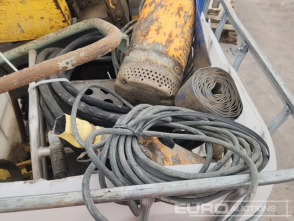 Baugeräte Stillage of Compaction Plates, Hydraulic Power Pack & Water Pumps (Spares): das Bild 7