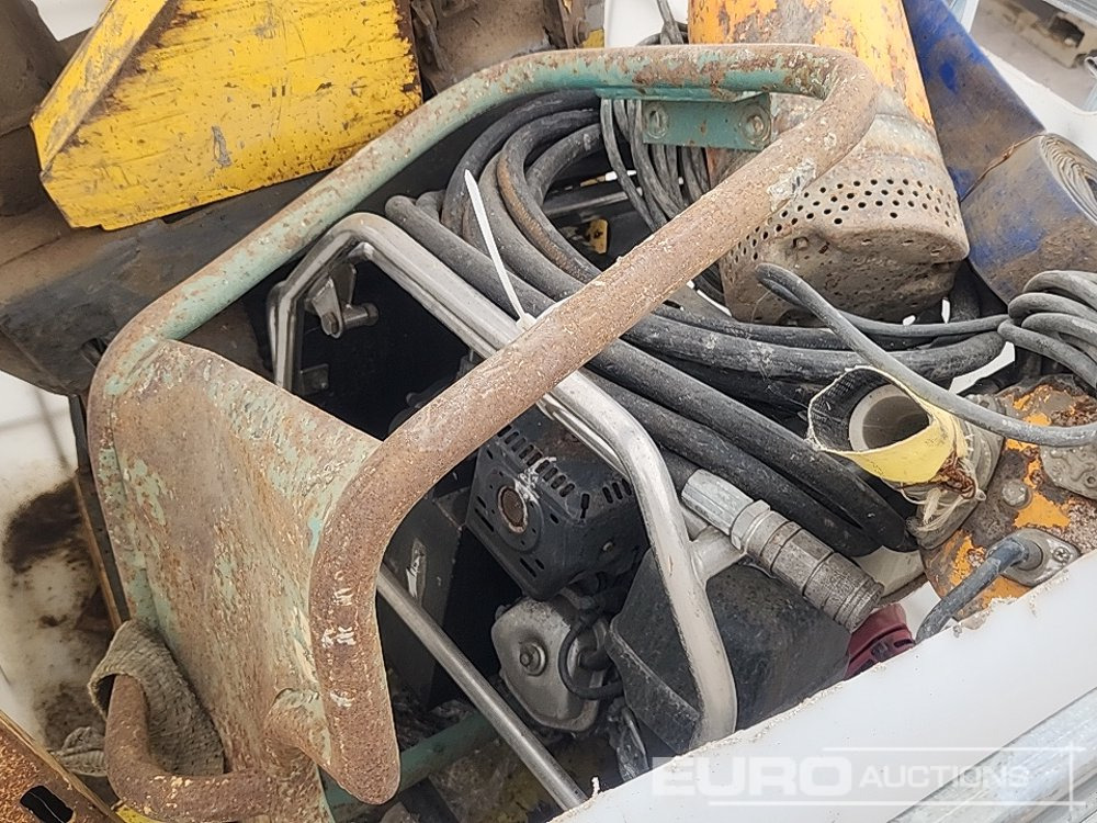 Baugeräte Stillage of Compaction Plates, Hydraulic Power Pack & Water Pumps (Spares): das Bild 6