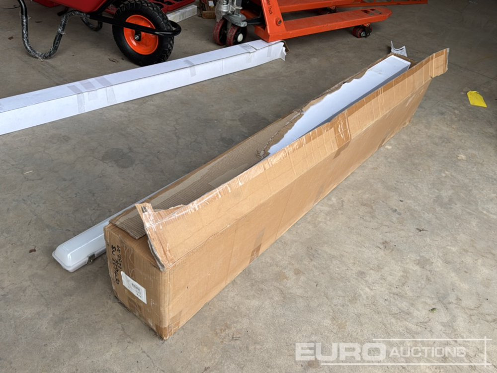 Unused 6' LED Ceiling Lights (6 of) - Werkstattgerät: das Bild 2 Unused 6' LED Ceiling Lights (6 of) - Werkstattgerät: das Bild 2