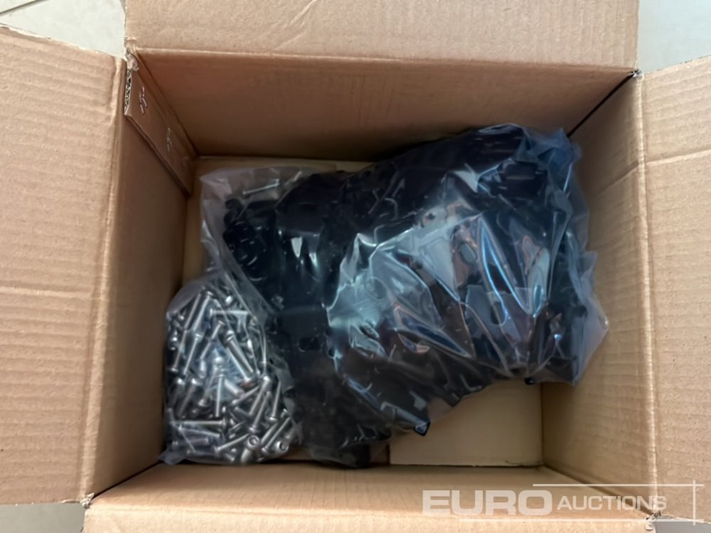 Baugeräte Unused Galvanised & Powder Coated Heavy Duty (5mm) Wire Mesh Fencing, 25 x H2.4m x W2.2m Panels, 26 x 60mm x 60mm x3m Posts, with Fittings (Black): das Bild 24