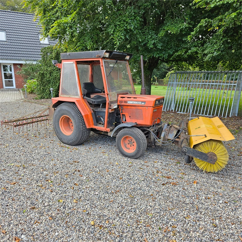 Kubota B8200 - Kommunaltraktor: das Bild 2 Kubota B8200 - Kommunaltraktor: das Bild 2
