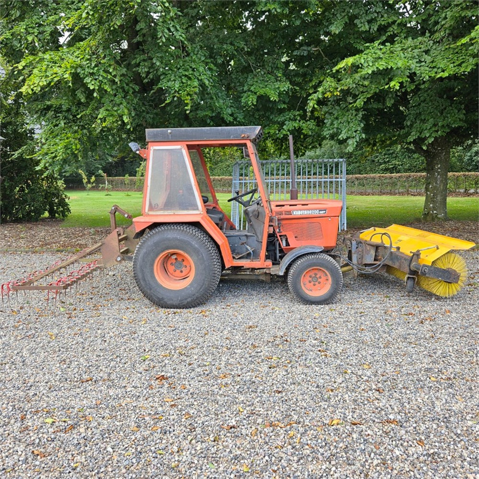 Kubota B8200 - Kommunaltraktor: das Bild 4 Kubota B8200 - Kommunaltraktor: das Bild 4