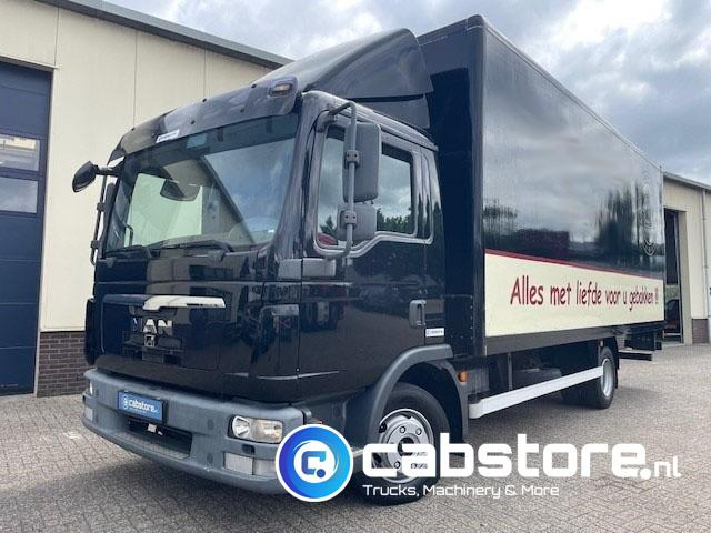 MAN TGL 8.180 4X2 BB Euro 5 - Handgeschakelde versnellingsbak - Laadklep - Bouwjaar 2010 - 3 zitplaatsen - Koffer LKW: das Bild 1 MAN TGL 8.180 4X2 BB Euro 5 - Handgeschakelde versnellingsbak - Laadklep - Bouwjaar 2010 - 3 zitplaatsen - Koffer LKW: das Bild 1