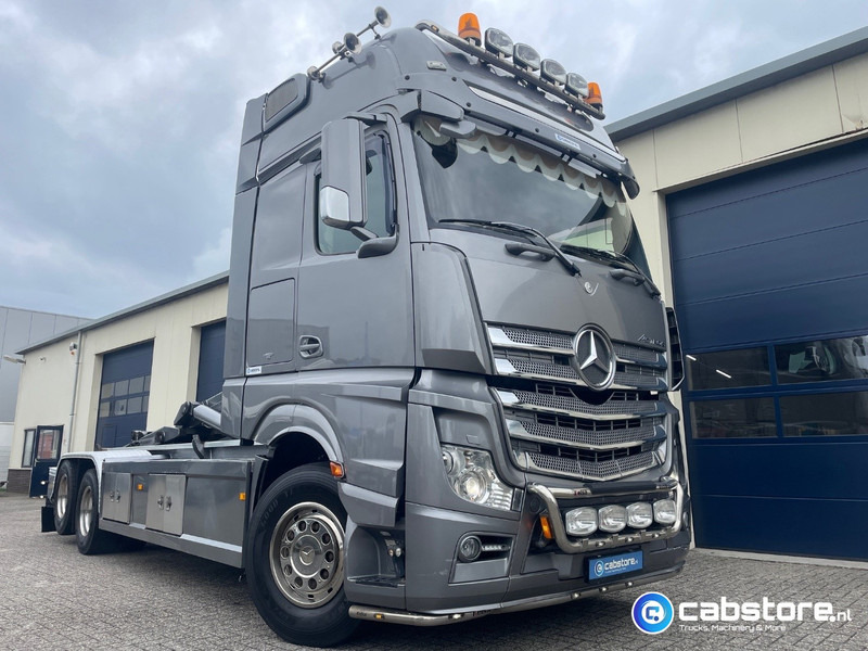 Mercedes-Benz Actros 3363 6x2 Containersysteem - Euro 6 - Bouwjaar 2014 - VDL 21 Ton Haakarmsysteem - 630 Pk Euro 6 - NL Truck - Abrollkipper: das Bild 1 Mercedes-Benz Actros 3363 6x2 Containersysteem - Euro 6 - Bouwjaar 2014 - VDL 21 Ton Haakarmsysteem - 630 Pk Euro 6 - NL Truck - Abrollkipper: das Bild 1