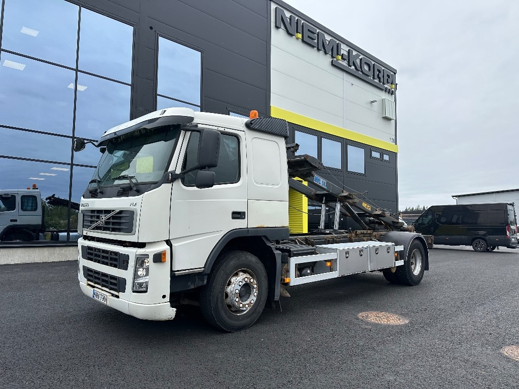 Volvo FM9 4x2 vaijerilaitteilla - Absetzkipper: das Bild 1 Volvo FM9 4x2 vaijerilaitteilla - Absetzkipper: das Bild 1