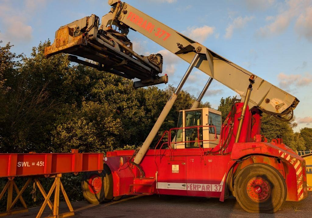 CVS Ferrari F377.5 PB - Reach stacker: das Bild 2 CVS Ferrari F377.5 PB - Reach stacker: das Bild 2