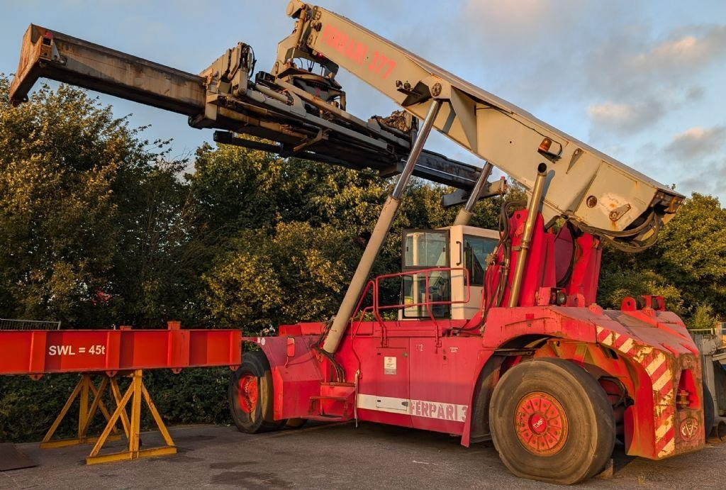 CVS Ferrari F377.5 PB - Reach stacker: das Bild 1 CVS Ferrari F377.5 PB - Reach stacker: das Bild 1