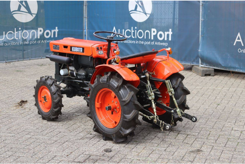 Kubota B7000 - Traktor: das Bild 4 Kubota B7000 - Traktor: das Bild 4