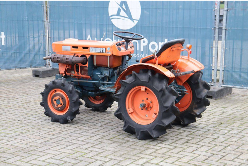 Kubota B7001 - Traktor: das Bild 3 Kubota B7001 - Traktor: das Bild 3