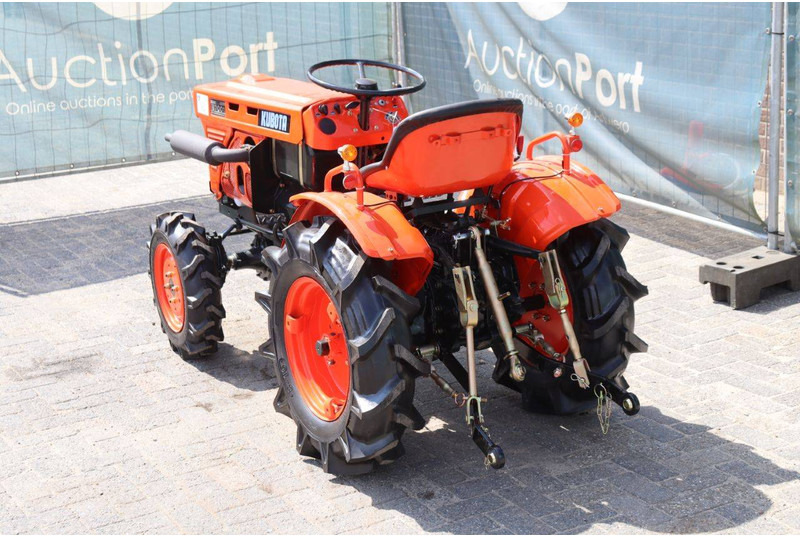 Kubota B7001 - Traktor: das Bild 4 Kubota B7001 - Traktor: das Bild 4